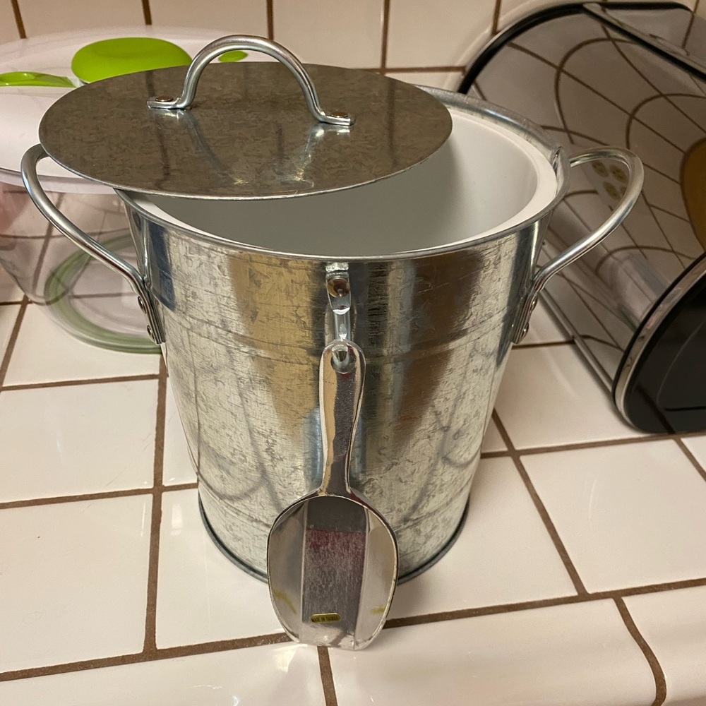 NEW Ice Bucket with scoop